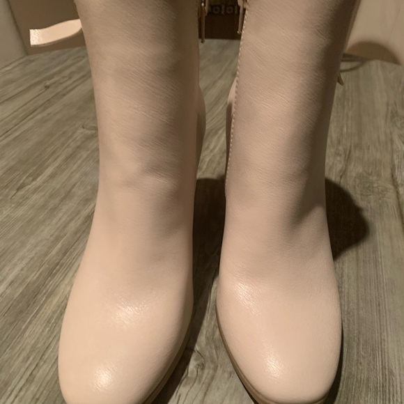 Jessica Cline- 3” Heel Bootie w/ Side Zip, New Cream Vegan Leather 6.5 - Picture 4 of 9